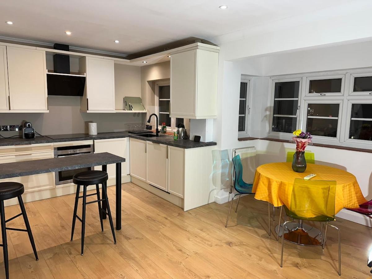 Newly Refurbished Two Bedrooms Flat *
