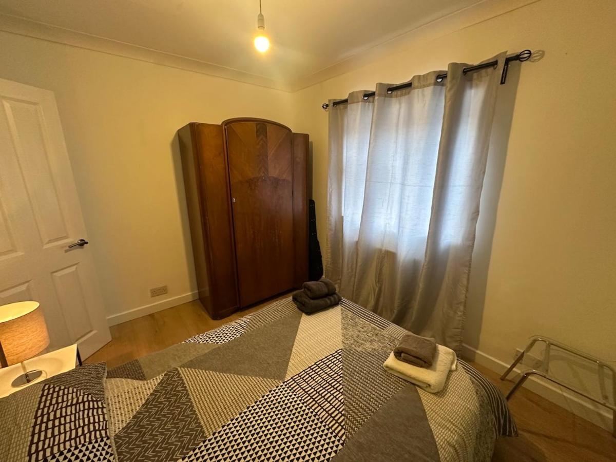 Newly Refurbished Two Bedrooms Flat *