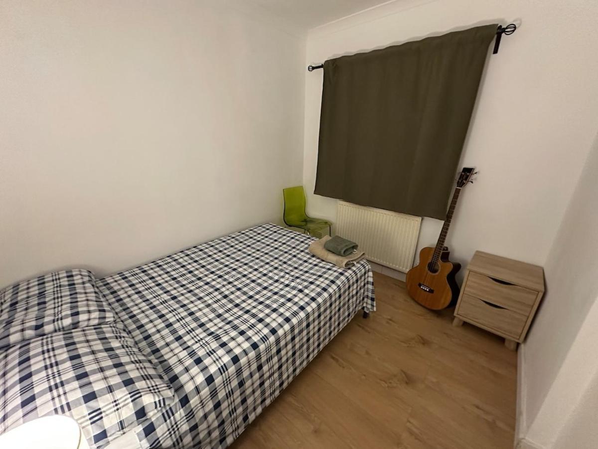 Newly Refurbished Two Bedrooms Flat Appartamento *