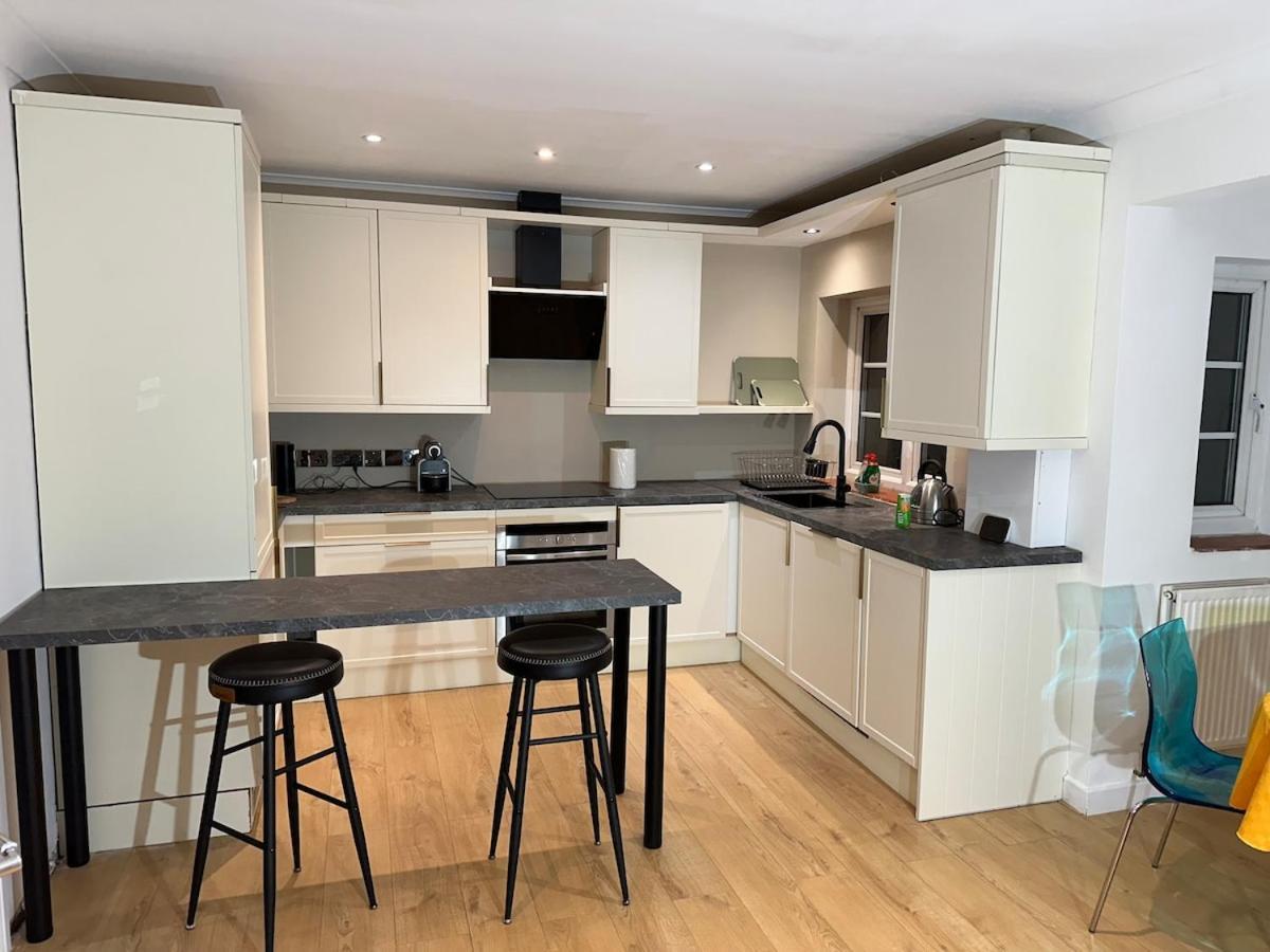Newly Refurbished Two Bedrooms Flat Appartamento