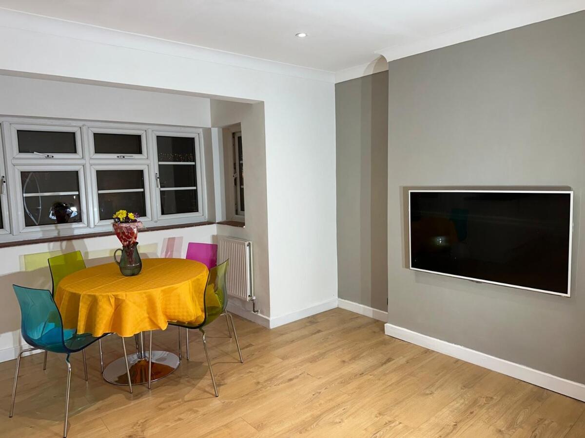 Newly Refurbished Two Bedrooms Flat Londra
