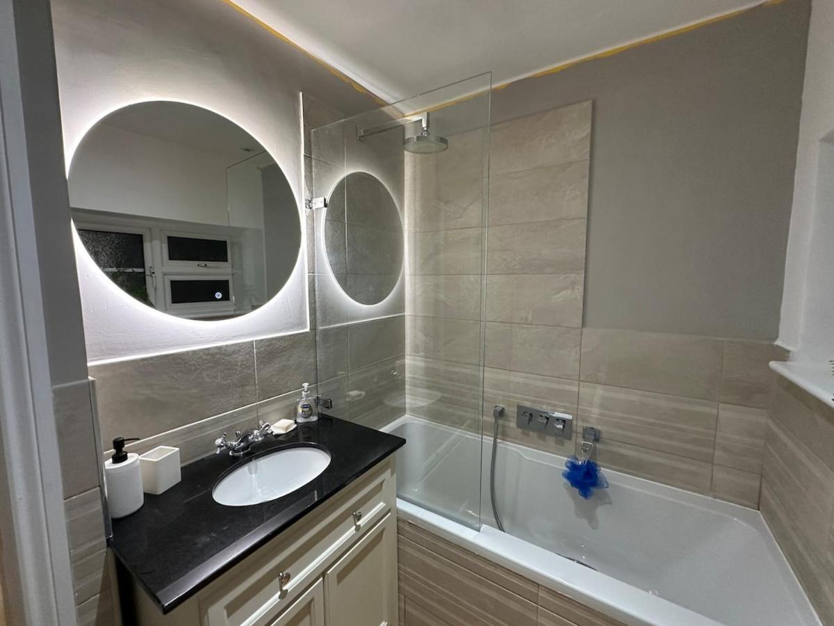 Appartamento Newly Refurbished Two Bedrooms Flat Londra