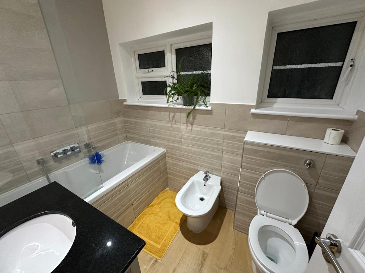 Newly Refurbished Two Bedrooms Flat Londra