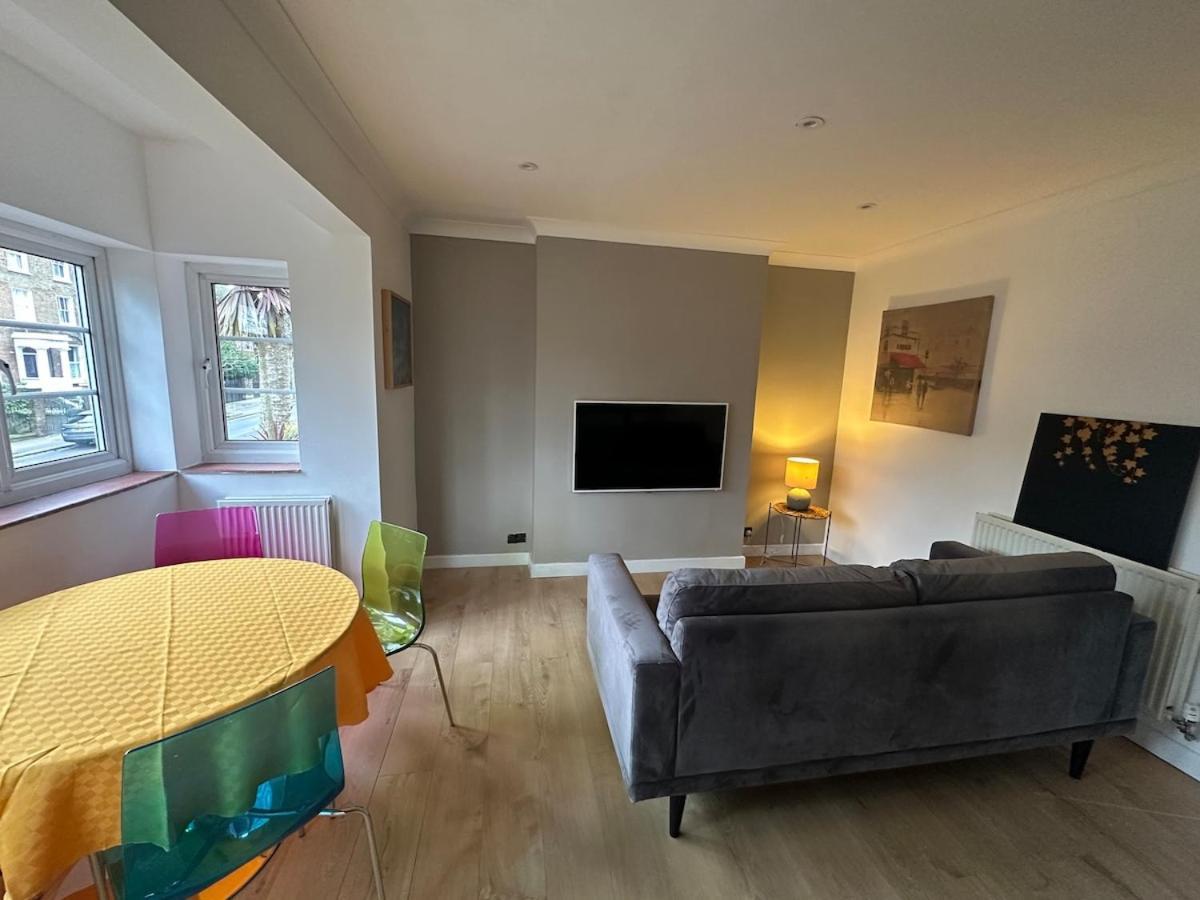 Newly Refurbished Two Bedrooms Flat Appartamento