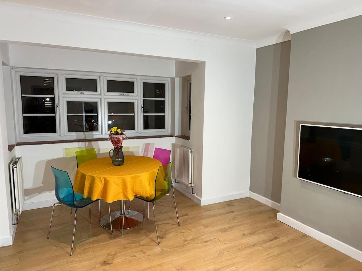 Newly Refurbished Two Bedrooms Flat Appartamento *